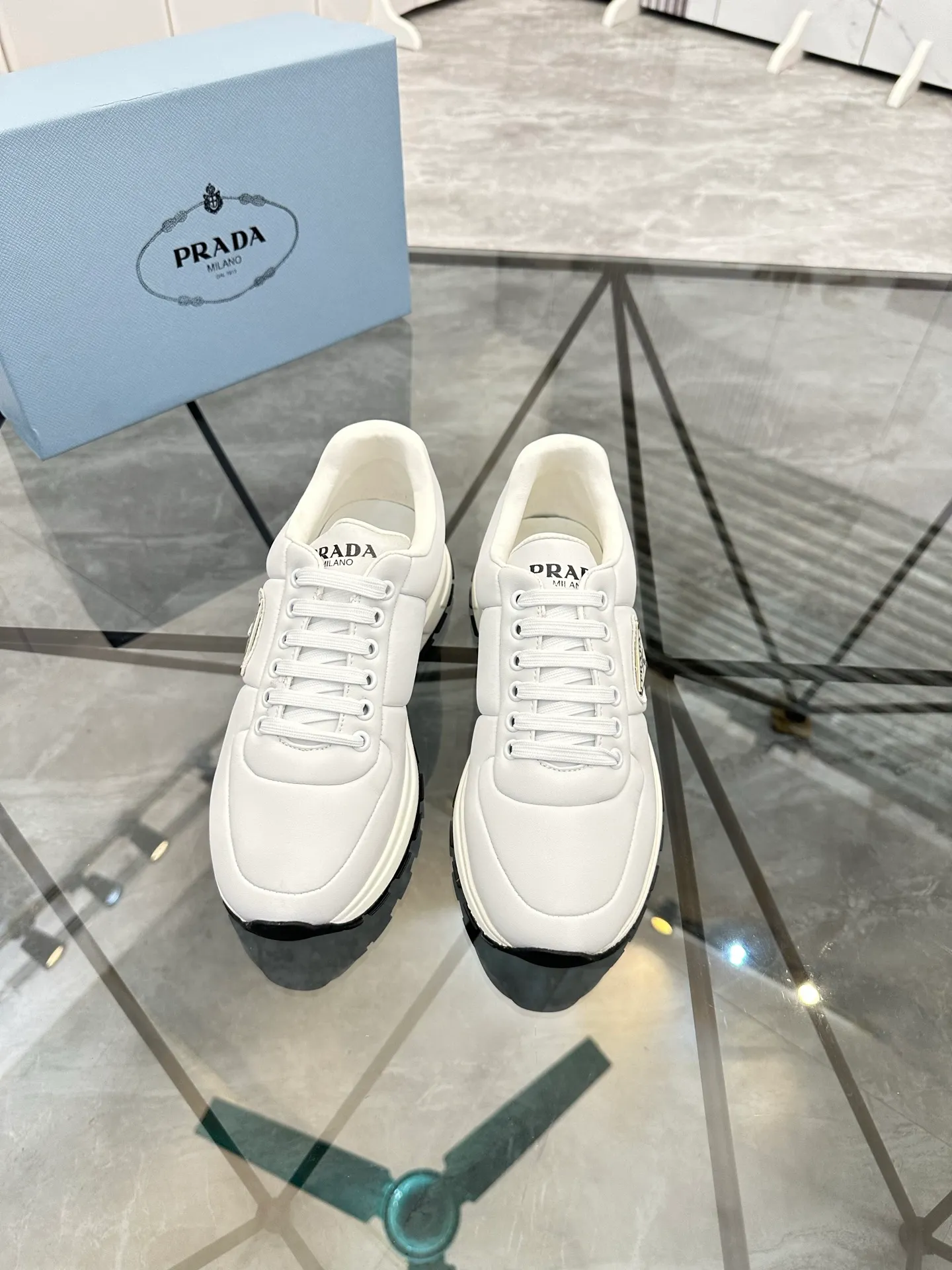 Men's shoes: 💰P440¥ Product trademark: Prada *"Prada*" low-top casual shoes Regular size: 38-44 (can be customized to 45.46) Product materials: imported cowhide upper, sheepskin lining, original outsole. Number: 835